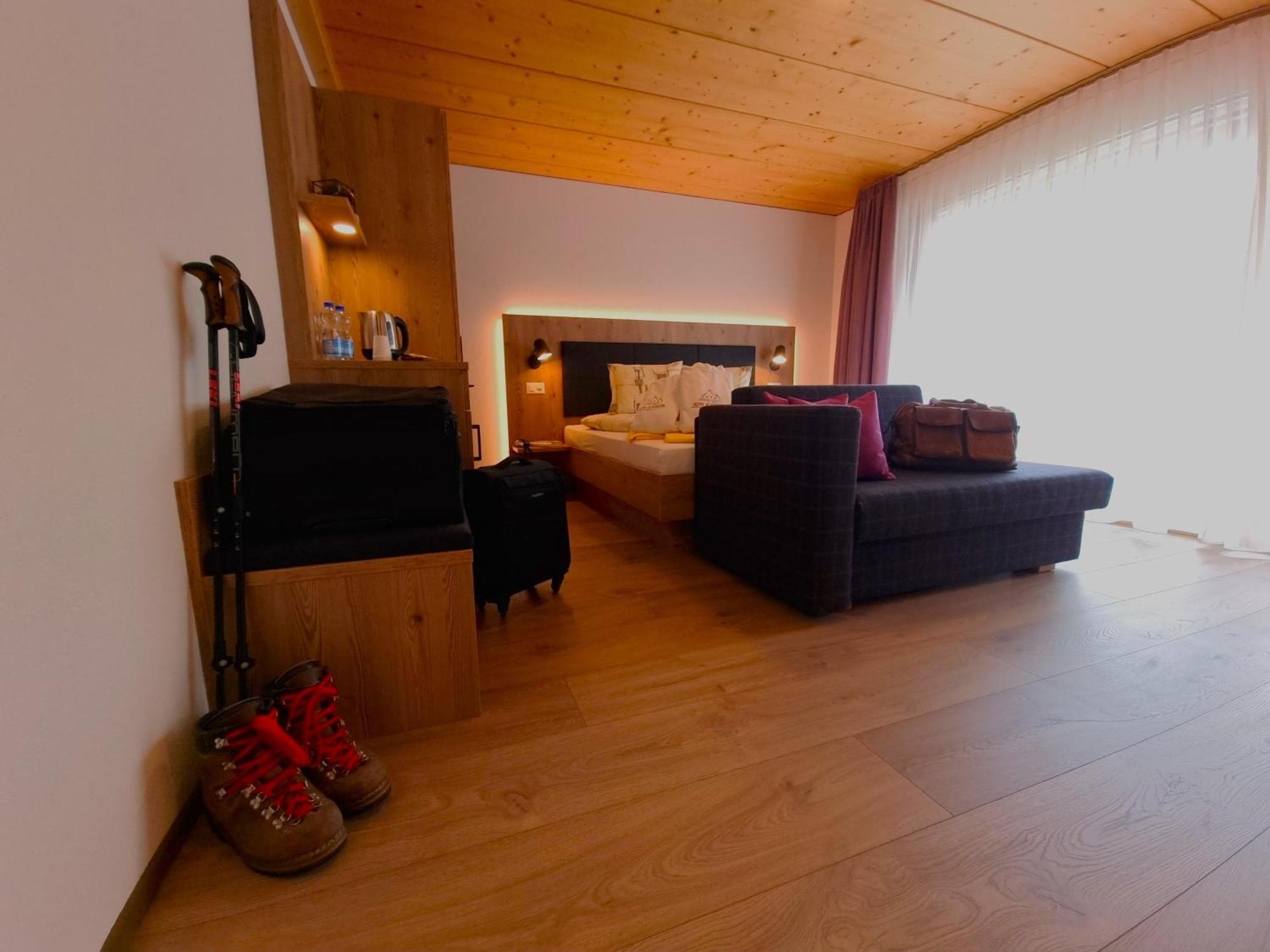 Hotel Alpenblick-Leukerbad-Therme Room photo